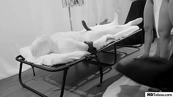 play L'étudiante pénétrée par sa meilleure amie sur la chaise quand elle va lui rendre visite