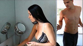 play Bruneta femeie cu tatele mari penetrata de o penis mare