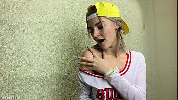 Reproducir El alumno de la capital filmada chupa y chupa una piruleta