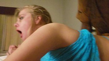 Abspielen Blowjob und Penetration auf dem Rücken mit Orgasmus in Teenie-Muschi