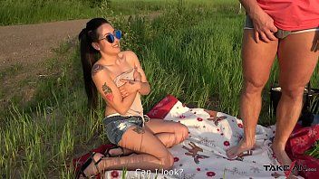 Jouer Brunette Singed on Camp convaincue par le FUD d'avoir des relations sexuelles