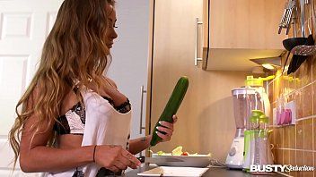 play Amanda met un concombre dans sa chatte et a un orgasme