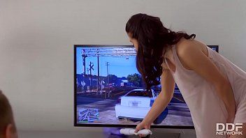 play تقوم Alexalexa Jane بجعلها عارية حول المنزل وتثير الرجل الذي يطلق النار على المتشددين