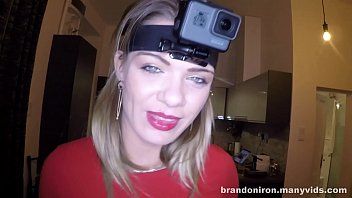 play Laura se pone la cámara en la cabeza para filmar cuando recibe sexo oral