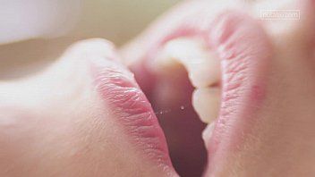 play La giovane donna che si masturba in intimità e ha un orgasmo