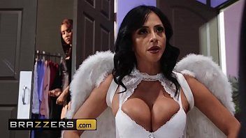 play xxx in der Testkabine mit zwei reifen Lesben
