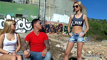 play Dos perras adolescentes son folladas hardcore por un individuo en parhardcoree