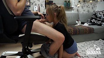 play Frau gibt ihm einen Blowjob und will verrückten Sex, der in der Muschi endet