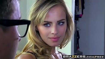 Jouer La star du xxx a des relations sexuelles érotiques sur le bureau