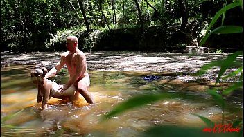 Abspielen im Fluss gefilmt, als seine Freundin einen bläst