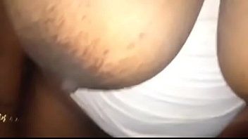 تشغيل الطالب ذو الثدي الكبير يحب اللسان ويتم اختراقه