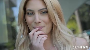 play Blonda superba care isi doreste sa primeasca sex oral