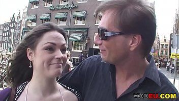 Jouer Il enchante la fille en public et enregistre quand il l'emmène à l'hôtel et couche avec elle dans tous les trous
