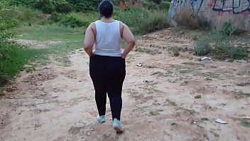 Reproduzir Gorda de bunda protuberante faz bom sexo na natureza com um motoqueiro apaixonado por maricas