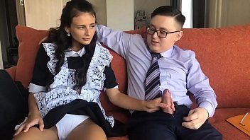 play La colegiala de 18 años prueba el sexo anal con el hombre