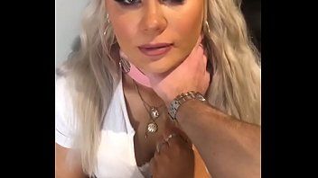 play A gatinha loira está com vontade de xxx e chupa um pouco o pau dele antes do sexo