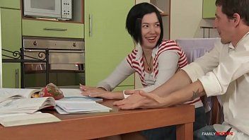 Reproducir Su hermana de 18 años con el coño súper excitado quiere una polla penetrante profunda