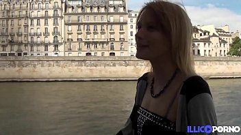 play Anna in Paris gibt einen Blowjob auf der Straße und hat Sex im Auto