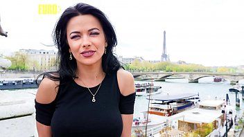 Odtwórz Wspaniała brunetka trzyma się publiczności przez turystę