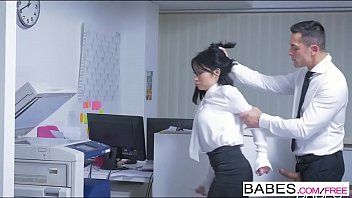 play a haircut takes off her skirt and has sex with her in the secretary's pussy