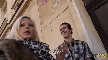 play O blonda face sex in cur si pizdulice pentru bani