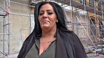 play Xnxx mit der Brünetten, die eine Baustelle besucht und seinen Schwanz ins Loch nimmt